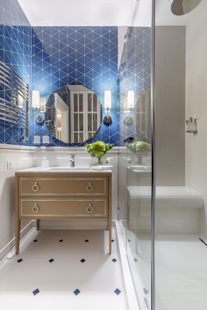 Cette image montre une petite salle de bain traditionnelle avec des portes de placard blanches, un carrelage gris, un mur bleu, un lavabo encastré, un sol multicolore, aucune cabine, un plan de toilette gris, meuble simple vasque, meuble-lavabo sur pied, du carrelage bicolore et un placard à porte plane.