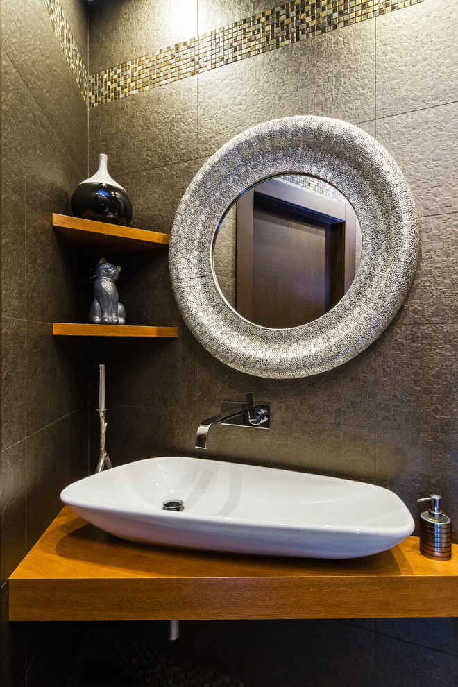 Idee per una piccola stanza da bagno design con ante in legno scuro, piastrelle marroni, piastrelle a mosaico, lavabo a bacinella e top in legno