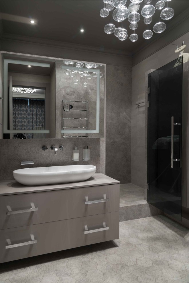 Idéer för ett stort modernt grå badrum med dusch, med grå kakel, ett fristående handfat, grått golv, släta luckor, grå skåp, våtrum, keramikplattor, grå väggar, klinkergolv i keramik, bänkskiva i akrylsten och dusch med gångjärnsdörr