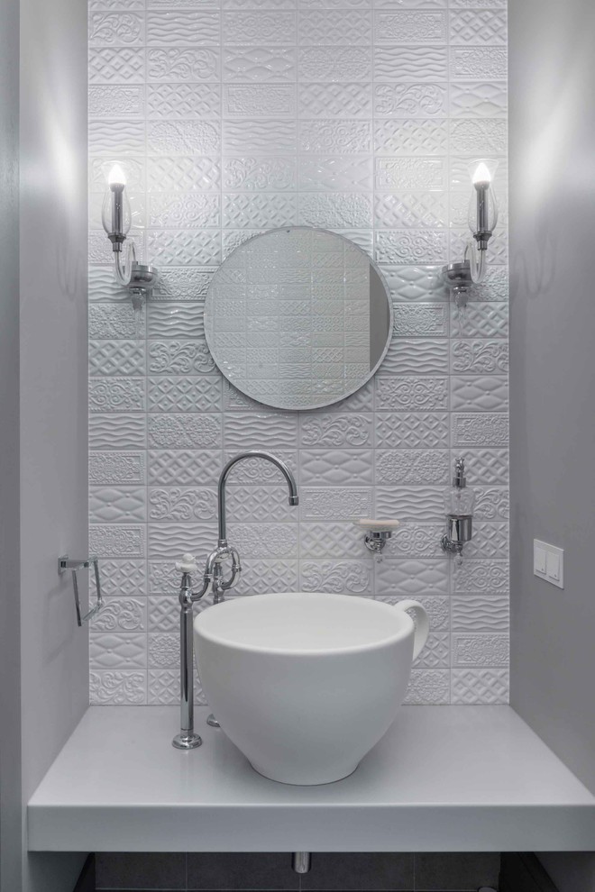 Immagine di una stanza da bagno contemporanea con piastrelle bianche e lavabo a bacinella