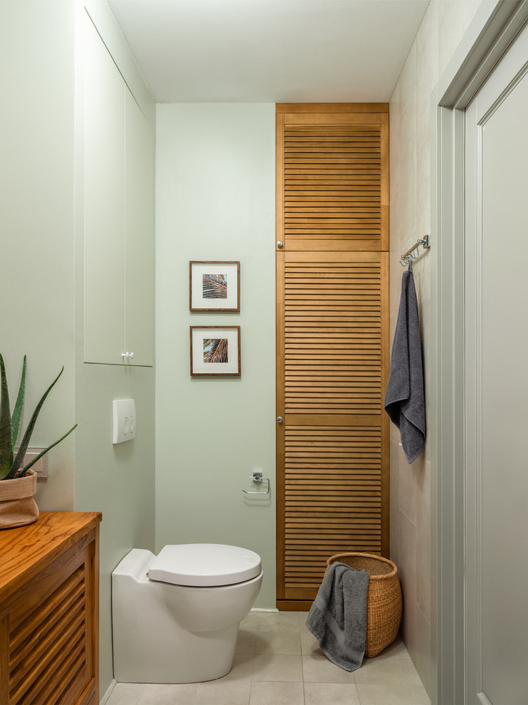 Inspiration för mellanstora moderna brunt en-suite badrum, med luckor med lamellpanel, skåp i mellenmörkt trä, ett badkar i en alkov, grå kakel, porslinskakel, träbänkskiva, en vägghängd toalettstol, gröna väggar, klinkergolv i porslin, ett nedsänkt handfat och grått golv