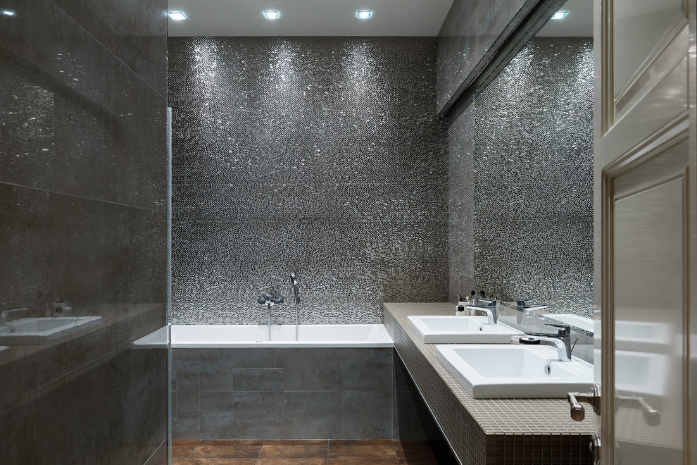 Inspiration för ett funkis en-suite badrum, med ett badkar i en alkov, beige kakel, grå kakel, grå väggar, ett nedsänkt handfat och kaklad bänkskiva