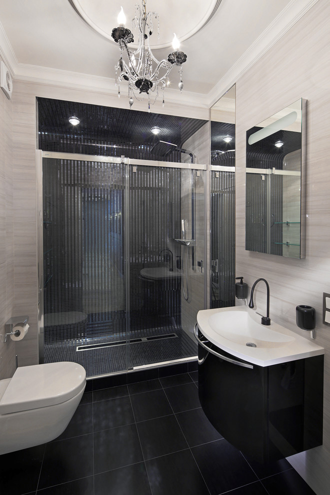 Идея дизайна: большая ванная комната в современном стиле с плоскими фасадами, белыми фасадами, душем в нише, инсталляцией, бежевой плиткой, керамической плиткой, бежевыми стенами, полом из керамической плитки, душевой кабиной, подвесной раковиной, черным полом, душем с раздвижными дверями и белой столешницей