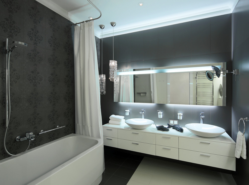 Идея дизайна: большая главная ванная комната в современном стиле с плоскими фасадами, белыми фасадами, инсталляцией, черной плиткой, керамической плиткой, черными стенами, полом из керамической плитки, подвесной раковиной, белым полом, шторкой для ванной и белой столешницей