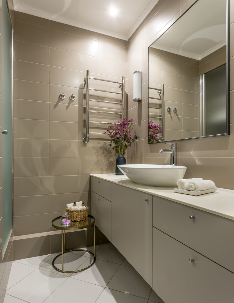 Inspiration för små moderna badrum med dusch, med släta luckor, grå skåp, grå kakel och ett fristående handfat