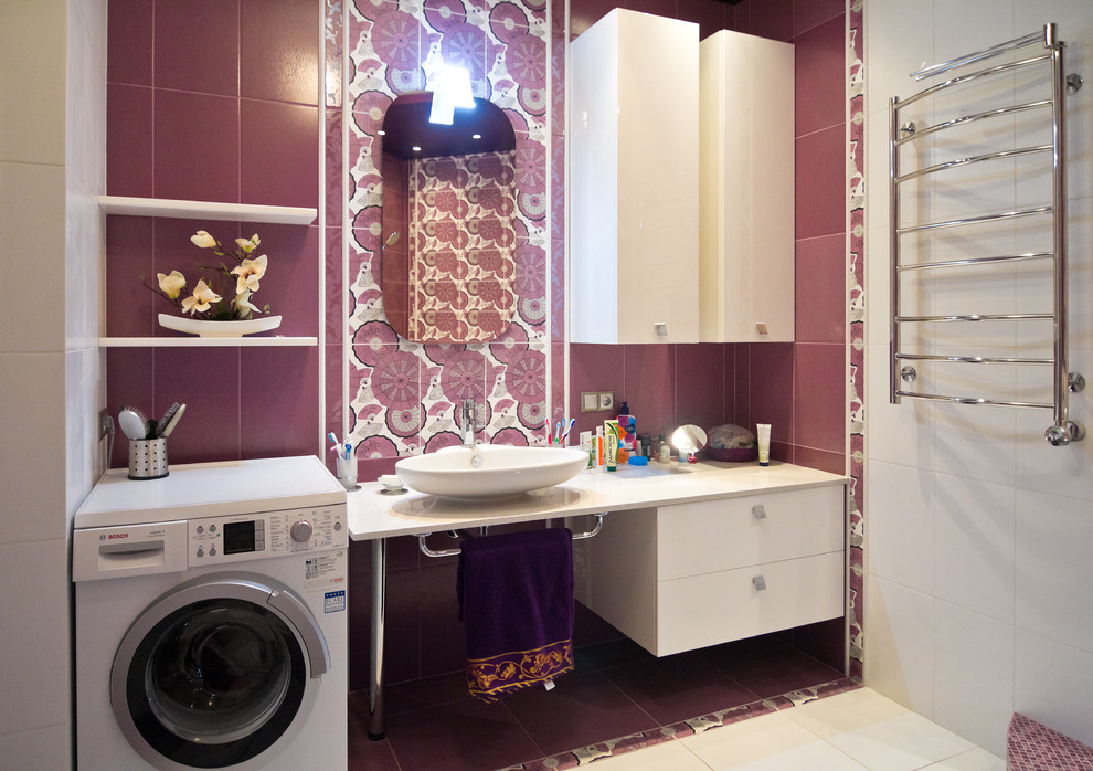 Источник вдохновения для домашнего уюта: главная ванная комната среднего размера в современном стиле с плоскими фасадами, белыми фасадами, угловой ванной, инсталляцией, разноцветной плиткой, керамической плиткой, разноцветными стенами, полом из керамической плитки, накладной раковиной и столешницей из искусственного камня