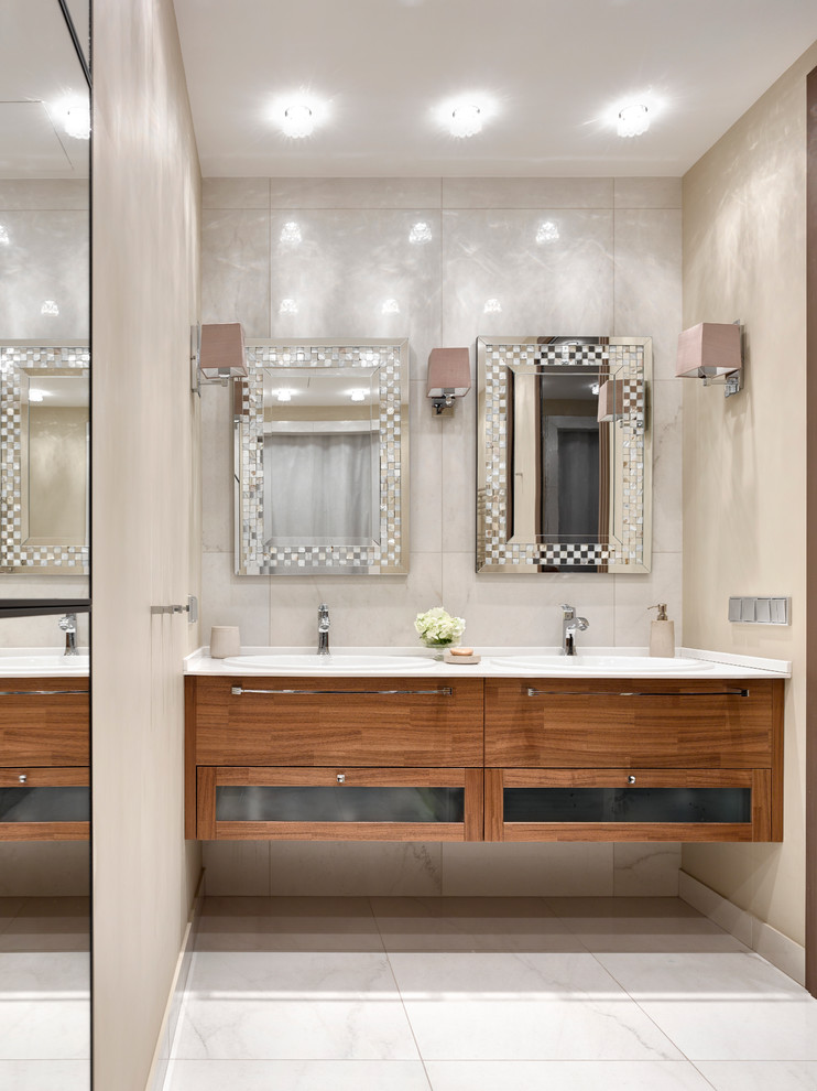 Ejemplo de cuarto de baño actual con armarios con paneles lisos, puertas de armario de madera oscura y lavabo encastrado