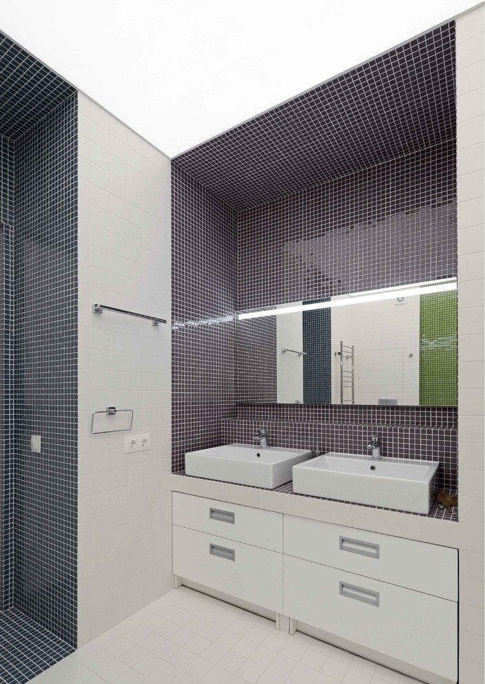 Ispirazione per una stanza da bagno contemporanea con ante lisce, ante bianche, piastrelle bianche, piastrelle nere, lavabo a bacinella e top in legno