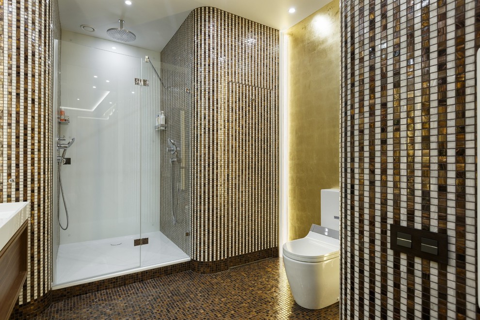 Ispirazione per una stanza da bagno con doccia contemporanea con doccia alcova, WC a due pezzi, piastrelle multicolore e piastrelle a mosaico