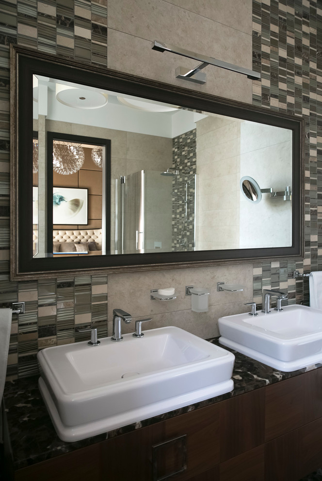 На фото: большая ванная комната в современном стиле с каменной плиткой, бежевыми стенами, мраморным полом и накладной раковиной с