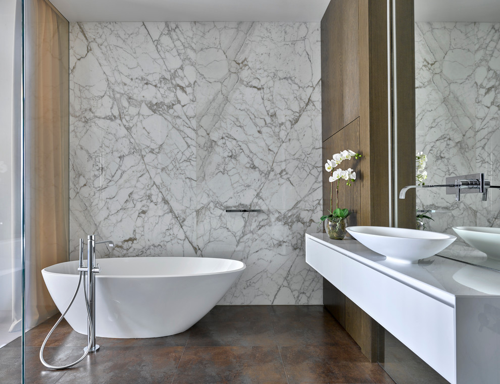 Пример оригинального дизайна: ванная комната в современном стиле с отдельно стоящей ванной, белыми стенами и настольной раковиной
