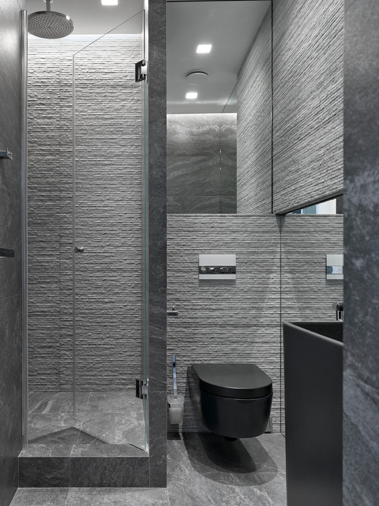 Imagen de cuarto de baño actual con ducha empotrada, sanitario de pared, paredes grises, aseo y ducha y lavabo con pedestal