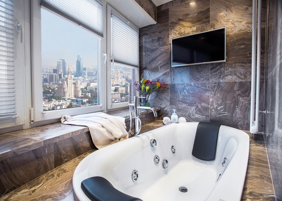 Идея дизайна: ванная комната в современном стиле с гидромассажной ванной и коричневой плиткой
