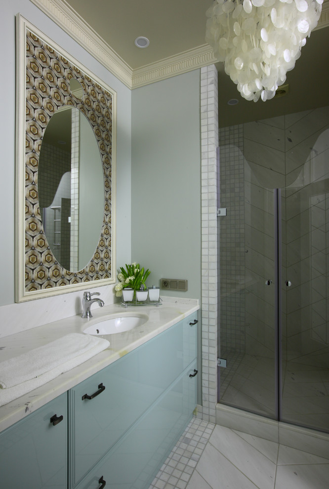 Inredning av ett klassiskt mellanstort badrum med dusch, med släta luckor, en dusch i en alkov, grå väggar, ett undermonterad handfat, grått golv, dusch med gångjärnsdörr och klinkergolv i keramik