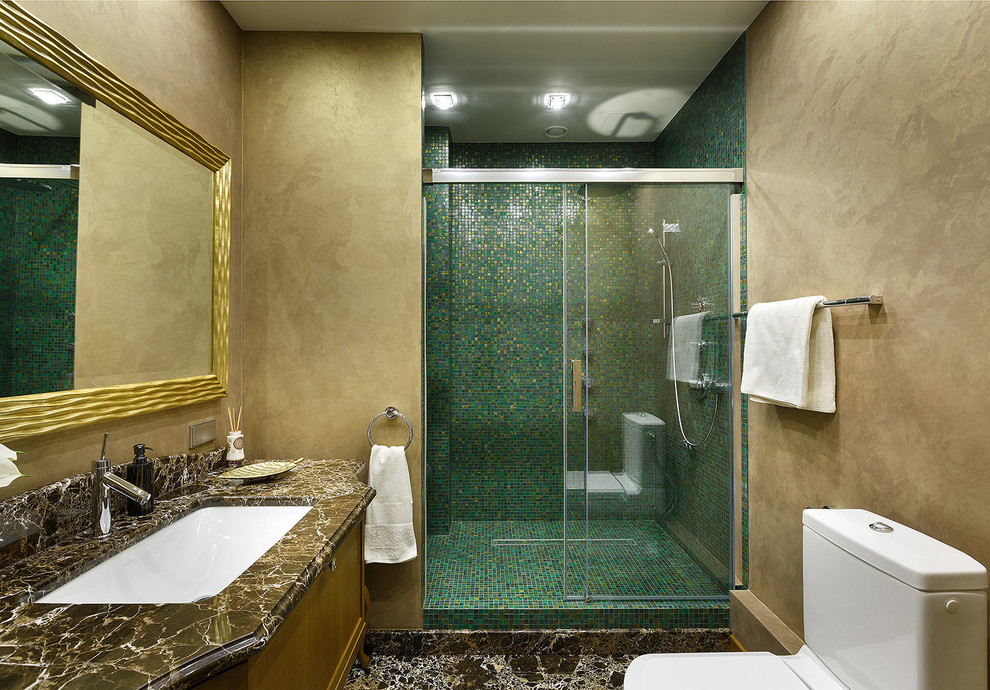 Idee per una grande stanza da bagno contemporanea con lavabo sottopiano, WC a due pezzi, piastrelle verdi, piastrelle a mosaico, doccia ad angolo, pareti marroni, top in granito, ante lisce e ante in legno scuro