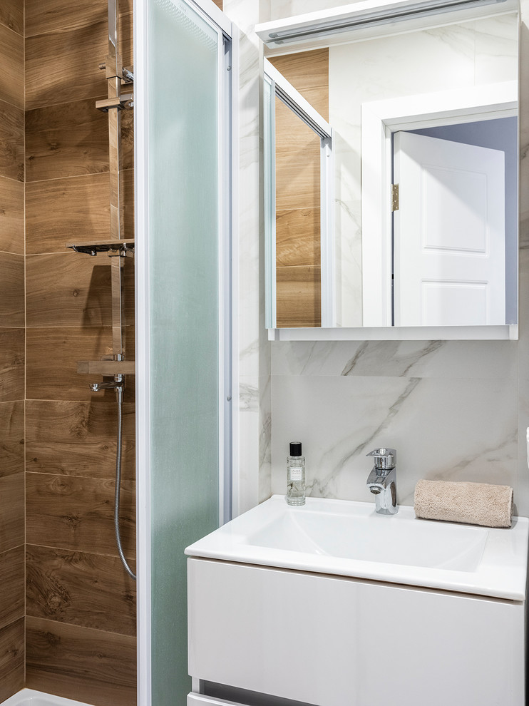 Foto de cuarto de baño contemporáneo con armarios con paneles lisos, puertas de armario blancas y aseo y ducha
