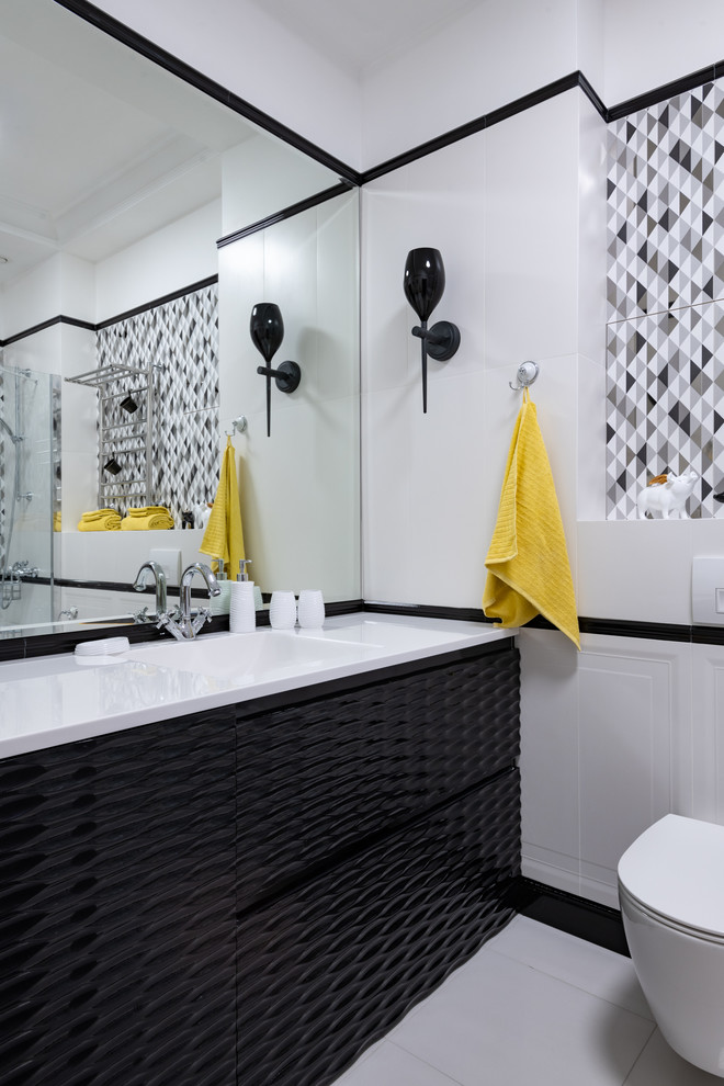 Modernes Badezimmer mit integriertem Waschbecken, weißem Boden, weißer Waschtischplatte, schwarzen Schränken, Wandtoilette, farbigen Fliesen, grauen Fliesen und weißer Wandfarbe in Moskau