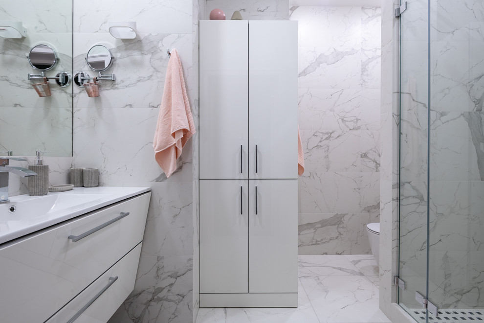 Стильный дизайн: ванная комната в современном стиле с плоскими фасадами, белыми фасадами, душевой кабиной, монолитной раковиной, белым полом и белой столешницей - последний тренд