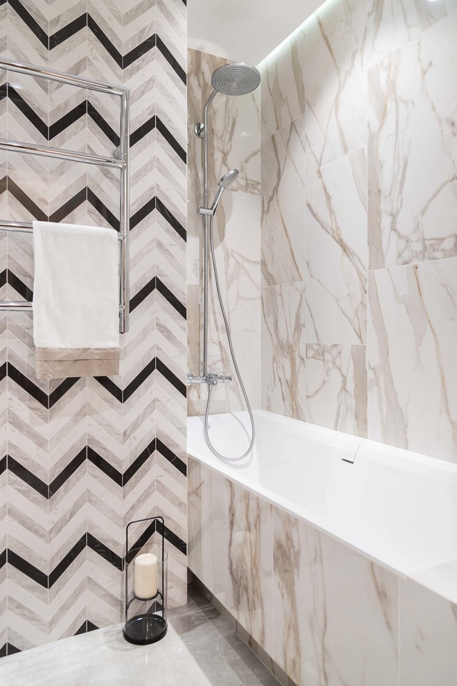 Idee per una stanza da bagno padronale contemporanea con vasca/doccia, piastrelle beige, piastrelle nere, piastrelle bianche, pavimento grigio e vasca ad alcova