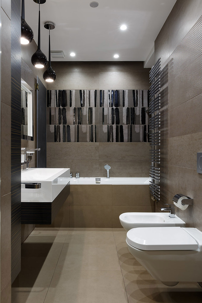 Идея дизайна: главная ванная комната среднего размера в современном стиле с плоскими фасадами, коричневой плиткой, керамогранитной плиткой, коричневыми стенами, полом из керамогранита, накладной ванной, биде, раковиной с несколькими смесителями, темными деревянными фасадами, душем над ванной, коричневым полом и шторкой для ванной