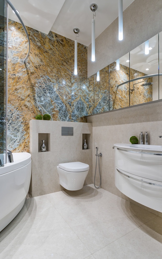 Exempel på ett mellanstort modernt en-suite badrum, med släta luckor, vita skåp, ett hörnbadkar, en dusch/badkar-kombination, en vägghängd toalettstol, blå kakel, gul kakel, marmorkakel, marmorgolv, marmorbänkskiva, beiget golv, dusch med skjutdörr och ett integrerad handfat