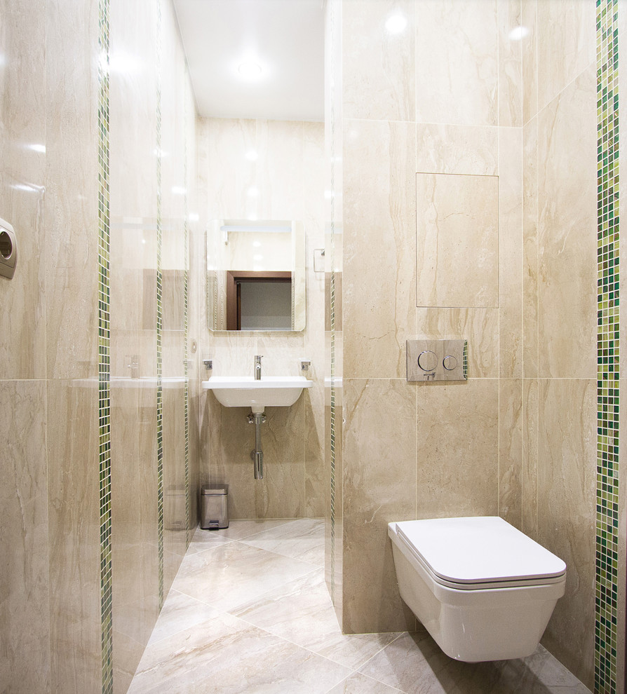 Kleines Modernes Duschbad mit Duschnische, Wandtoilette, beigen Fliesen, Porzellanfliesen, beiger Wandfarbe, Porzellan-Bodenfliesen, Wandwaschbecken, beigem Boden und Schiebetür-Duschabtrennung in Moskau