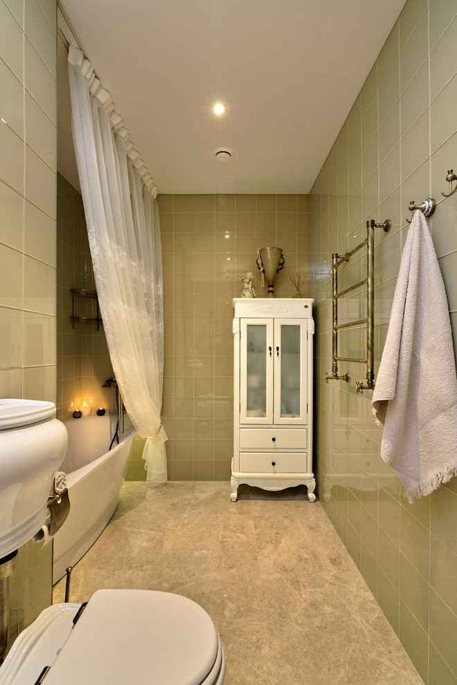 Esempio di una piccola stanza da bagno padronale tradizionale con vasca ad alcova, WC a due pezzi, piastrelle verdi, pavimento in marmo e pavimento marrone