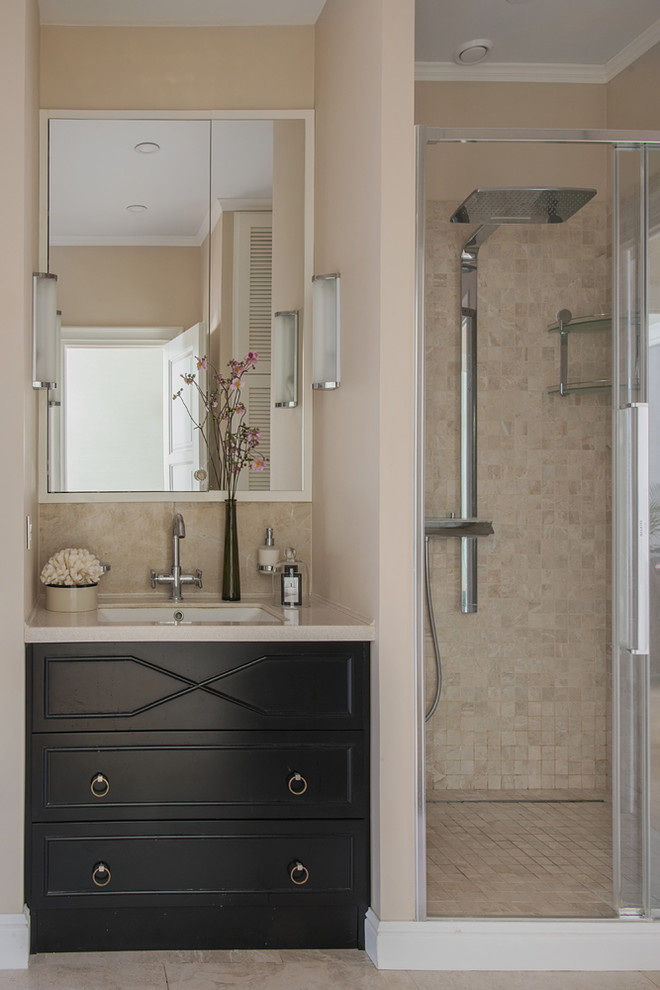 Exempel på ett klassiskt beige beige badrum med dusch, med svarta skåp, en dusch i en alkov, beige kakel, beige väggar, ett undermonterad handfat och beiget golv