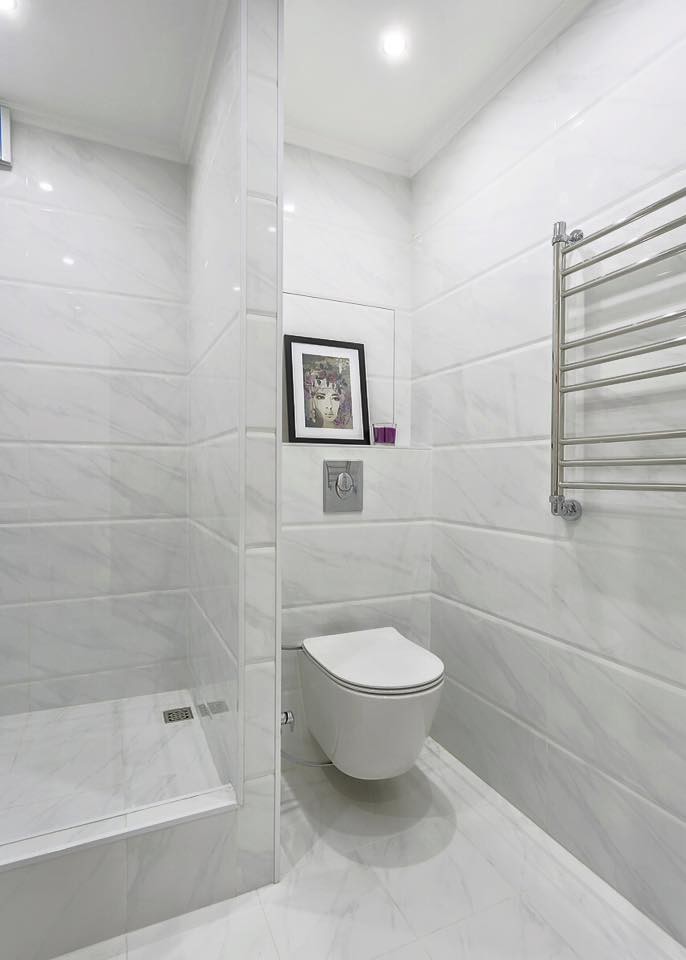 Modelo de cuarto de baño clásico renovado pequeño con sanitario de pared, suelo de baldosas de porcelana, aseo y ducha, suelo blanco y ducha abierta