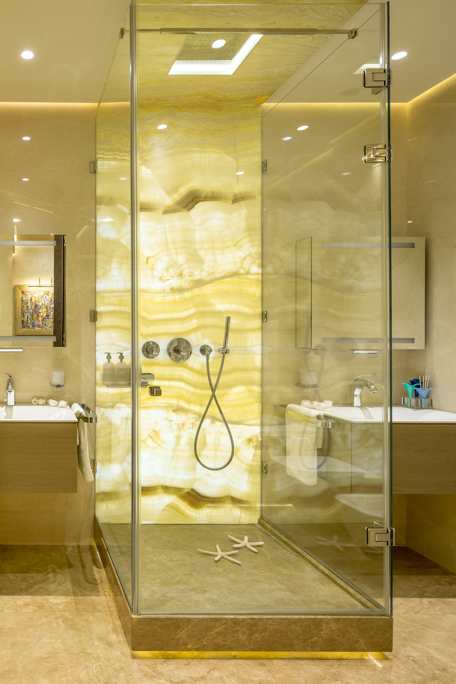 Пример оригинального дизайна: ванная комната в современном стиле с плоскими фасадами, бежевой плиткой, душевой кабиной, монолитной раковиной и душем с распашными дверями