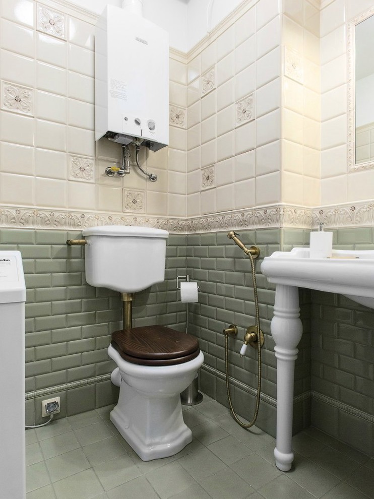 Свежая идея для дизайна: ванная комната в классическом стиле с раздельным унитазом, консольной раковиной и гигиеническим душем - отличное фото интерьера