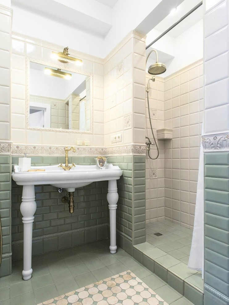 Cette image montre une salle de bain traditionnelle avec un carrelage beige, un carrelage vert, un carrelage métro, un plan vasque et une cabine de douche avec un rideau.