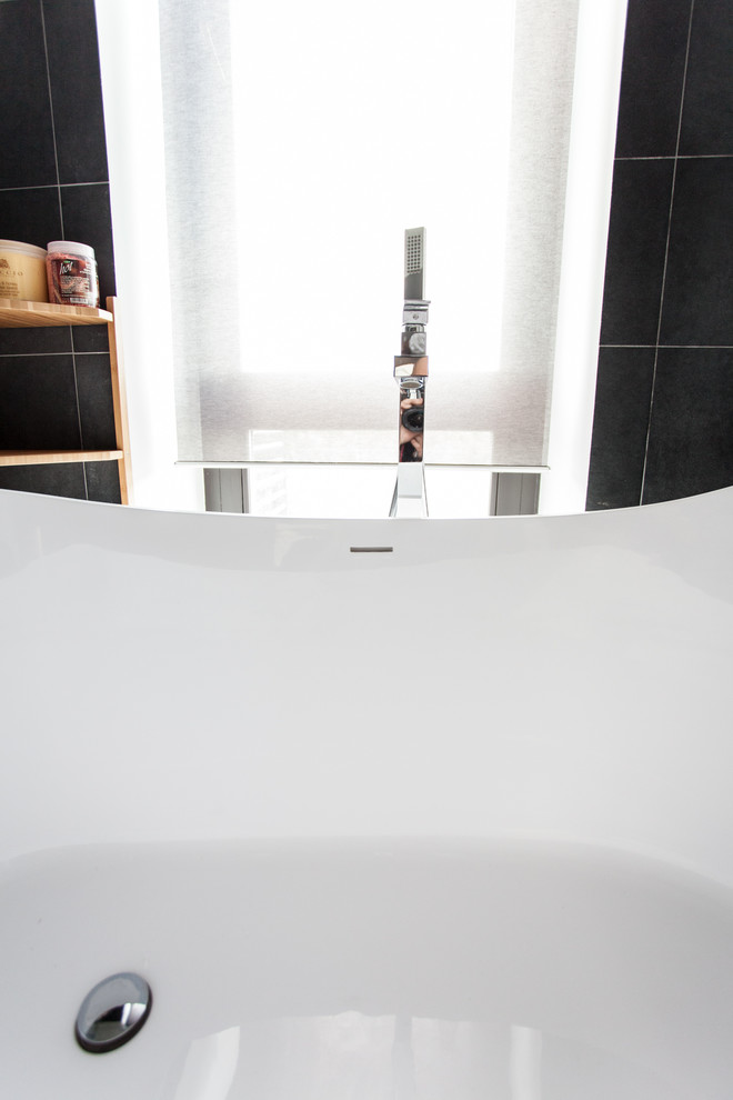 Пример оригинального дизайна: большая ванная комната в стиле лофт с отдельно стоящей ванной, открытым душем, серой плиткой, плиткой из листового камня, серыми стенами, бетонным полом, душевой кабиной, раковиной с пьедесталом, столешницей из дерева, серым полом и открытым душем