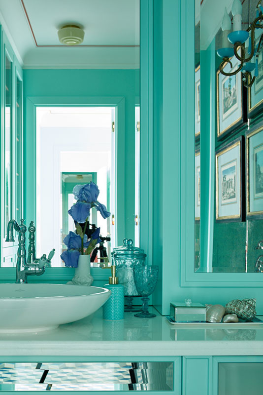 Imagen de cuarto de baño tradicional renovado de tamaño medio con puertas de armario turquesas, paredes verdes y lavabo sobreencimera