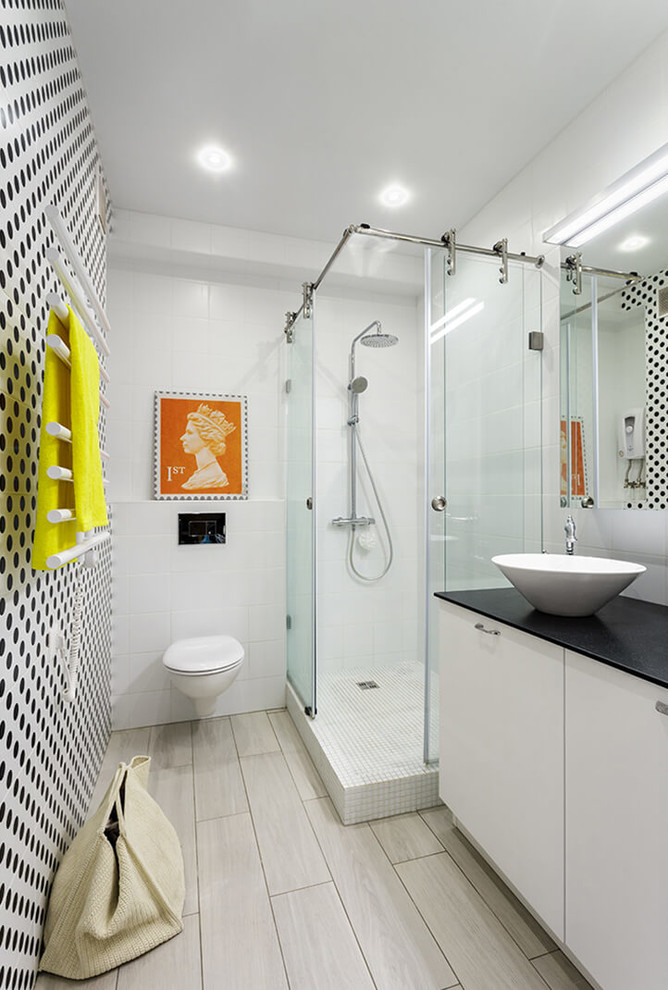 Пример оригинального дизайна: ванная комната в современном стиле с плоскими фасадами, белыми фасадами, угловым душем, инсталляцией, белой плиткой, черно-белой плиткой, душевой кабиной, настольной раковиной и душем с раздвижными дверями