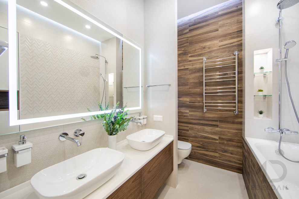 Foto de cuarto de baño principal, doble y flotante contemporáneo de tamaño medio con puertas de armario marrones, bañera encastrada sin remate, sanitario de pared, encimera de acrílico y encimeras blancas
