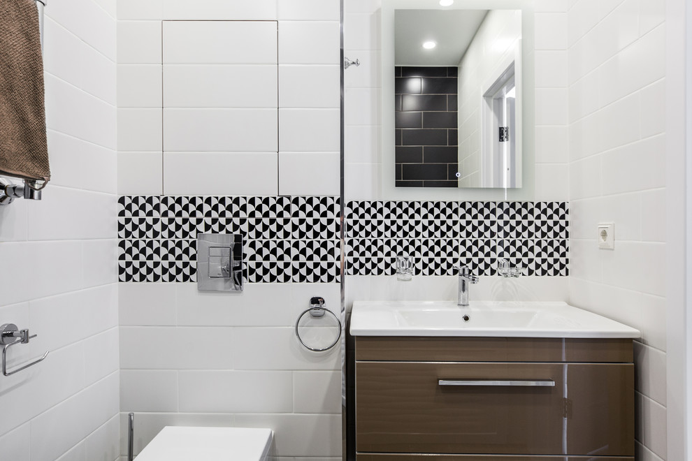モスクワにある低価格の小さな北欧スタイルのおしゃれなマスターバスルーム (黒いキャビネット、アンダーマウント型浴槽、オープン型シャワー、壁掛け式トイレ、セラミックタイル、白い壁、セラミックタイルの床、オーバーカウンターシンク、ベージュの床) の写真