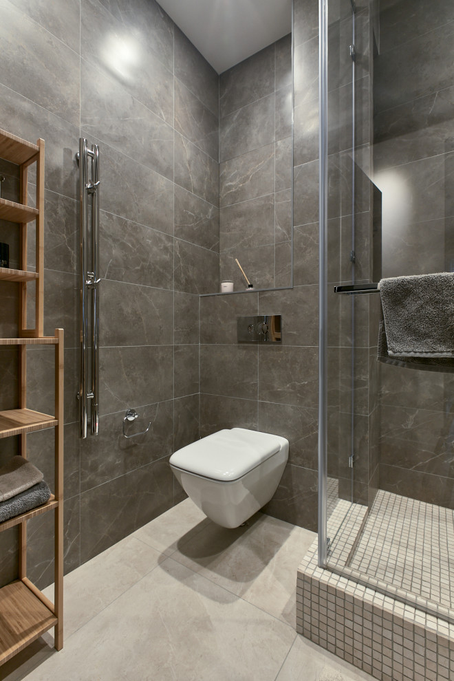 Inspiration för ett mellanstort industriellt badrum med dusch, med släta luckor, skåp i mellenmörkt trä, grå kakel och ett integrerad handfat