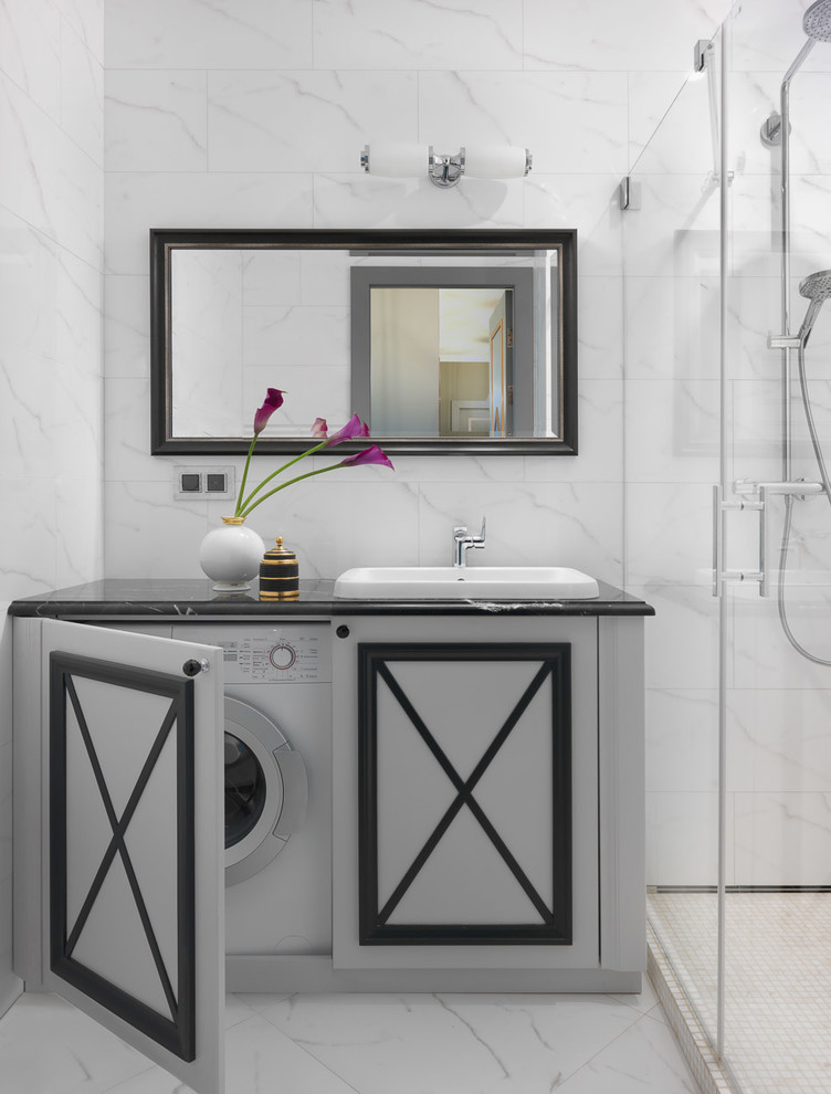 Пример оригинального дизайна: ванная комната в современном стиле с белой плиткой, душевой кабиной, накладной раковиной, белым полом, черной столешницей, серыми фасадами, угловым душем, белыми стенами и душем с распашными дверями