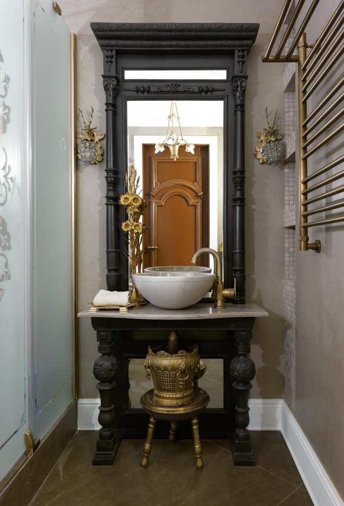Пример оригинального дизайна: ванная комната в классическом стиле с черными фасадами, настольной раковиной, коричневым полом, бежевой столешницей и открытыми фасадами