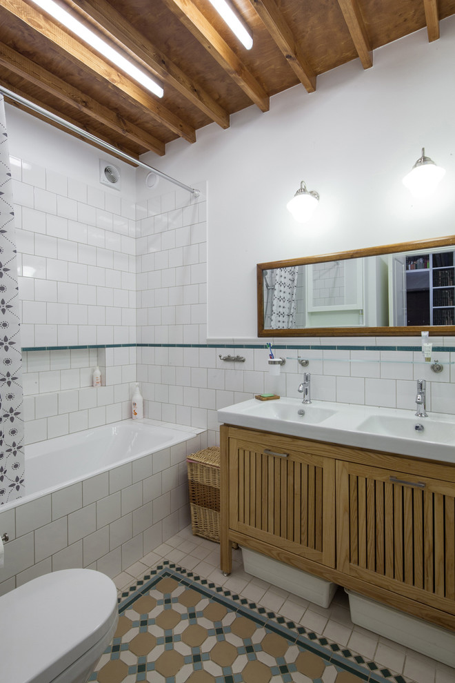 Exempel på ett modernt badrum, med skåp i mellenmörkt trä, ett badkar i en alkov, en dusch/badkar-kombination, vit kakel, vita väggar, ett integrerad handfat och dusch med duschdraperi