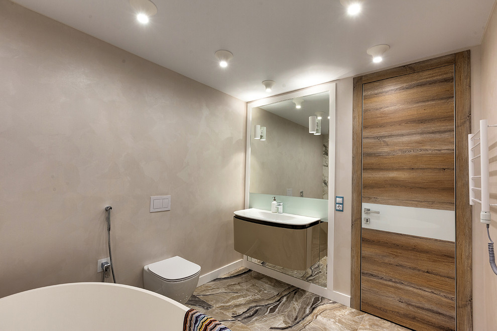 Imagen de cuarto de baño contemporáneo con sanitario de pared y lavabo suspendido