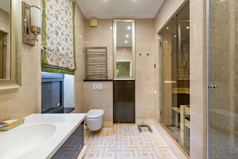 Diseño de cuarto de baño tradicional renovado con baldosas y/o azulejos beige, aseo y ducha y lavabo bajoencimera