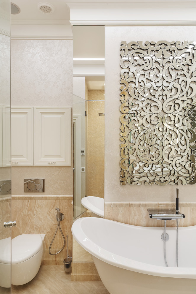 Свежая идея для дизайна: главная ванная комната в классическом стиле с ванной на ножках, инсталляцией, бежевой плиткой, бежевыми стенами и мраморным полом - отличное фото интерьера