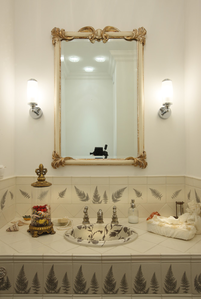 На фото: ванная комната в классическом стиле с бежевой плиткой, белыми стенами и накладной раковиной