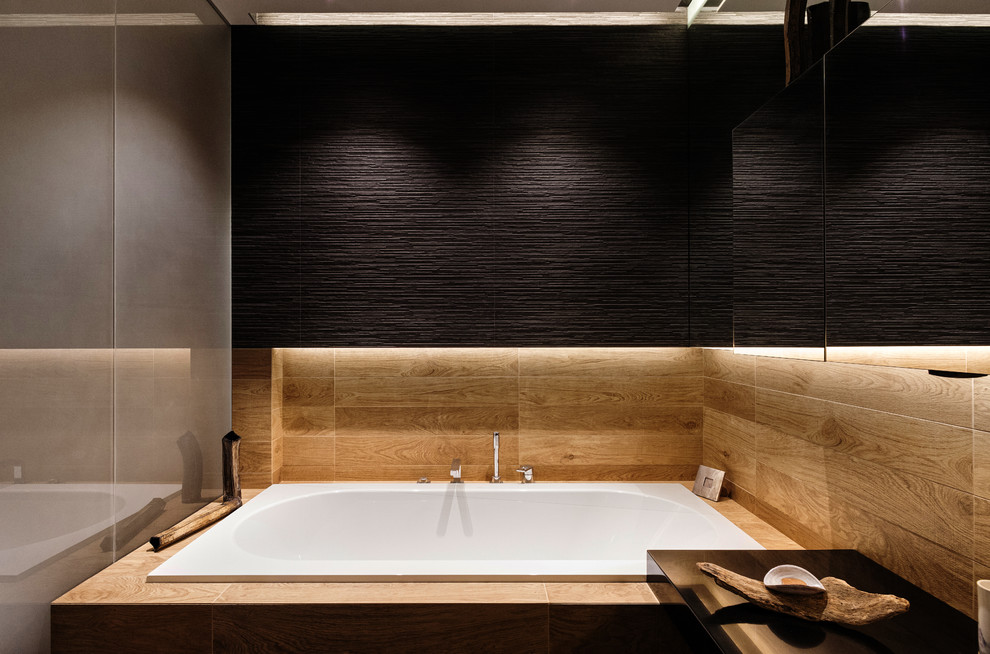 Источник вдохновения для домашнего уюта: ванная комната с накладной ванной и коричневой плиткой