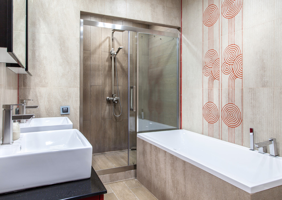 Modern inredning av ett mellanstort en-suite badrum, med en dusch i en alkov, grå kakel, porslinskakel, grå väggar, klinkergolv i porslin, ett fristående handfat, bänkskiva i kvarts, ett platsbyggt badkar och dusch med skjutdörr