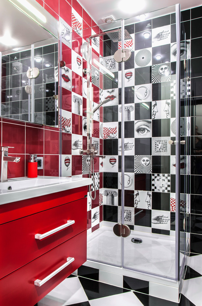 Foto på ett litet funkis badrum för barn, med röda skåp, en hörndusch, svart och vit kakel, vit kakel, röd kakel, keramikplattor, klinkergolv i keramik, bänkskiva i kvarts, släta luckor, flerfärgade väggar, ett konsol handfat och dusch med gångjärnsdörr