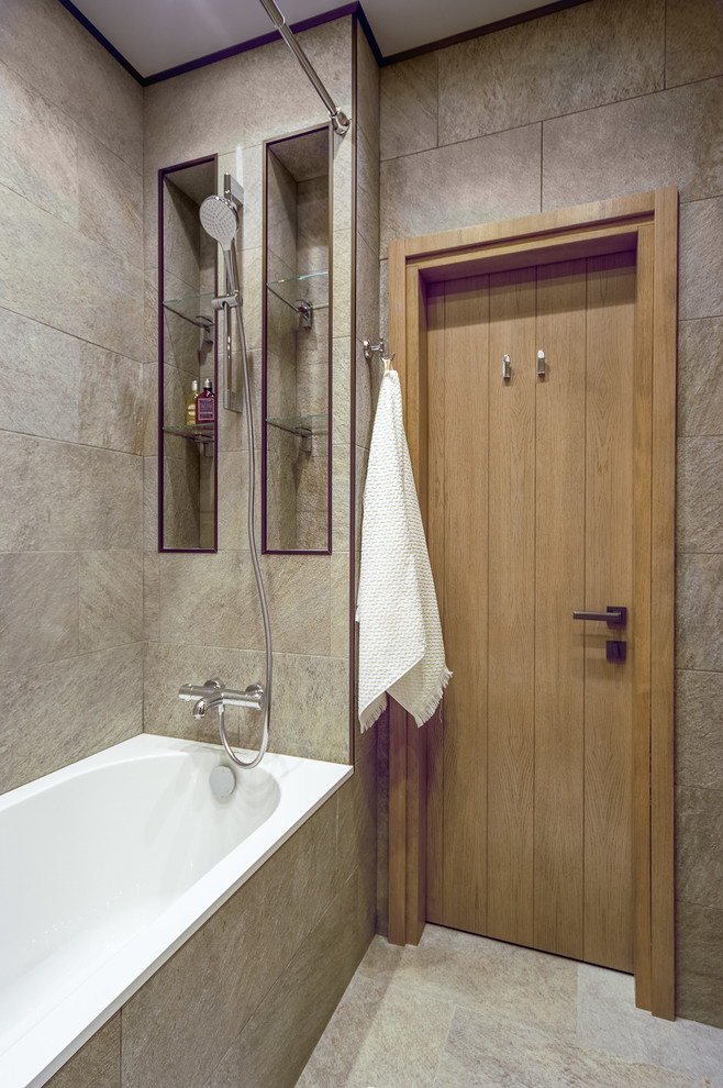 Пример оригинального дизайна: маленькая главная ванная комната в современном стиле с душем над ванной, серой плиткой, керамогранитной плиткой, серыми стенами, полом из керамогранита, столешницей из искусственного камня и ванной в нише для на участке и в саду