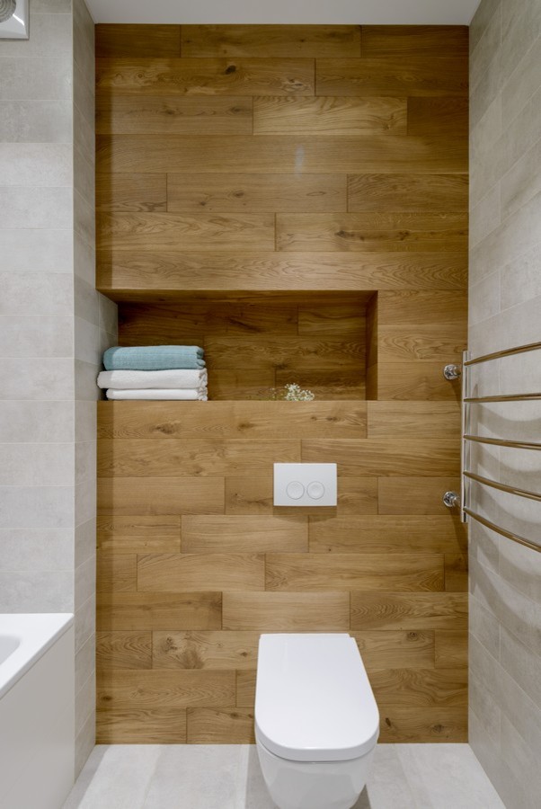 Пример оригинального дизайна: ванная комната в современном стиле с раздельным унитазом, коричневой плиткой и серой плиткой